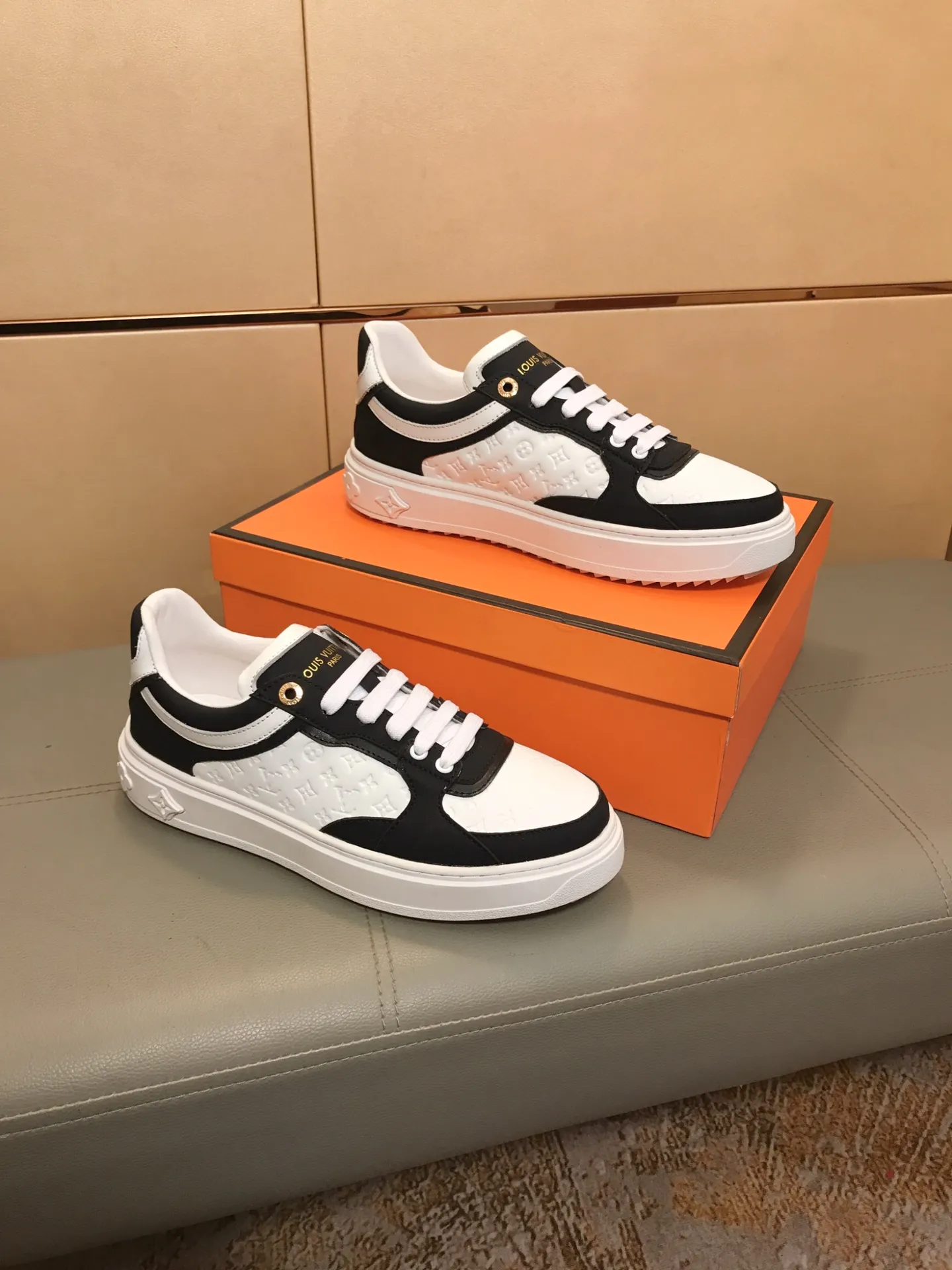 Ex-factory price 400 🔥🔥 New model on the market [LV Louis Vuitton] The latest high-quality men's casual shoes, European and American trends 🔰 Perfectly blend noble quality and fashionable texture 💋💋 The upper is made of imported cowhide + brand embossing, sheepskin lining, the overall fashion personality is set off to set off your uniqueness! Classic style, cool and stylish trendy male image🌹 38-44👣